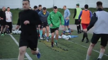 Minsk, Belarus - 23 Haziran 2020: Futbol oyuncularını hız ve çeviklik konusunda eğitmek. Atletlerin ayaklarına yakın çekim