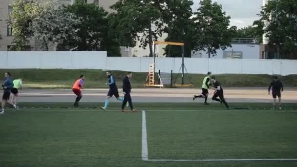 Los jugadores del club de fútbol entrenar y hacer ejercicios sobre equipos especiales para el entrenamiento de los jugadores de fútbol. Primer plano. Modelo Realzado — Vídeo de stock