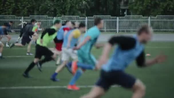 Les joueurs de l'équipe de football s'entraînent et courent à toute vitesse sur le terrain de football. Au ralenti. Gros plan. Modèle Réalisé — Video