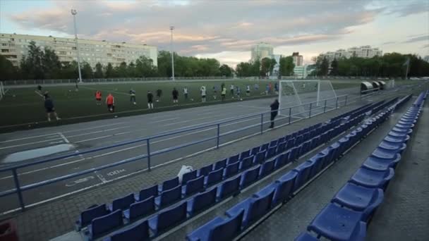 全市体育馆的全景，选手们在那里练习准确和快速传球。示范领域2 — 图库视频影像