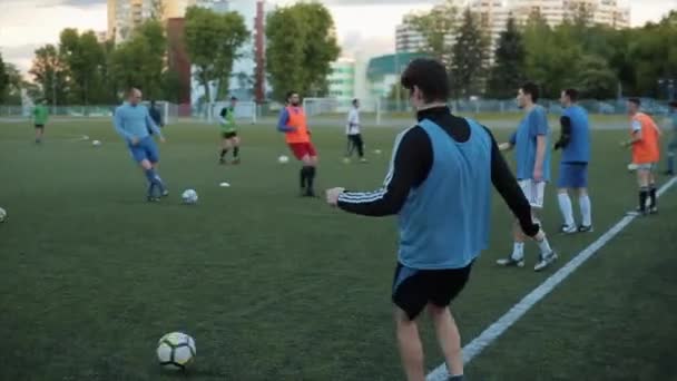 サッカー選手のクローズアップは、サッカークラブのトレーニングでのパスの正確さに練習を実行します。モデル｜Realeed — ストック動画