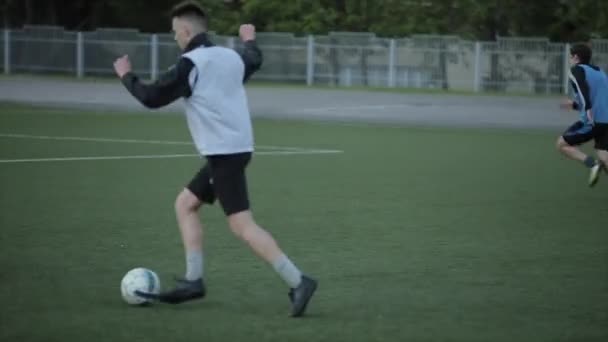 Entrenamiento del club de fútbol. Los jugadores trabajan un momento de juego en el campo de fútbol. Primer plano — Vídeos de Stock