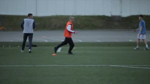 Trening drużyny futbolowej na stadionie miejskim. Gracze ćwiczą strzały na bramce Close-up — Wideo stockowe