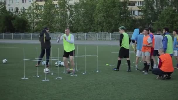 I en fotbollsklubbsträning tränar spelare på fotbollsplanen och övar dribbling och skott på mål. Närbild. Modell Realesed — Stockvideo