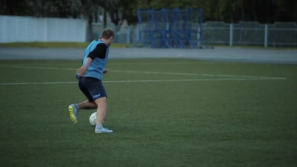 In een voetbalclub training trainen spelers op het voetbalveld en oefenen dribbelen en schieten op doel. Close-up — Stockvideo