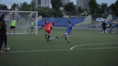Futbol takımının antrenmanında maç anları. Kapının arkasından ateş ediyorlar. Arka planda bulanıklık. Yakın plan. Model Gerçekleştirildi