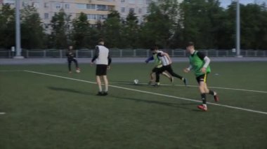 Futbol kulübü eğitimi. Sporcular şehir stadyumunda futbol oynuyorlar ve etkileyici bir gol attılar. Yakın plan.