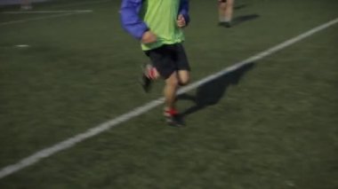 Şehir stadyumundaki futbol takımının akşam antrenmanındaki maç anı. Yakın plan.