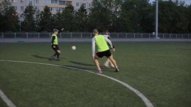 Şehir stadyumundaki futbol takımının akşam antrenmanındaki maç anı. Yakın plan.