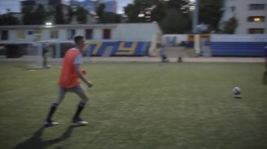 Futbol takımları oyun antrenmanı. Gol ve gol üzerine şut anı. Yavaş çekim. Yakın plan..