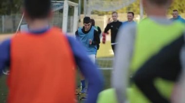 Futbolcular sahada hareketlerini koordine etmek için karmaşık egzersizler yapıyorlar. Yakın plan. Model Gerçekleştirildi