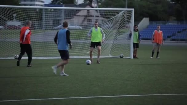 Allenamento della squadra di calcio. I giocatori allenano l'attacco sul campo e segnano un gol. Primo piano — Video Stock