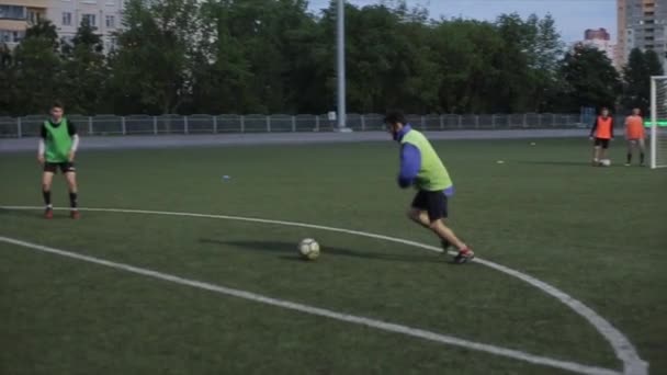 Fotboll lag spel träning. Ögonblicket av skottet på mål och målet. Långsamma rörelser. Närbild. — Stockvideo