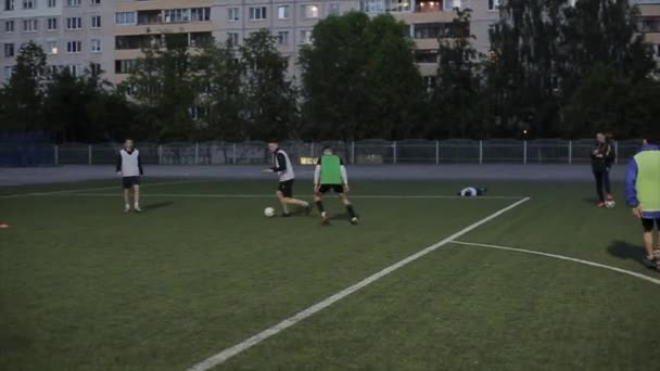 サッカーチームのトレーニングで。ゴールのシュートの瞬間。ゴールキーパーがボールを蹴ります。スローモーション。閉鎖 — ストック動画