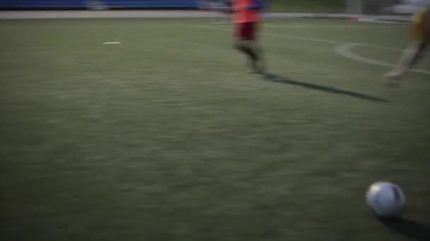 Het moment van de wedstrijd bij de avondtraining van het voetbalteam in het Stadsstadion. Close-up — Stockvideo