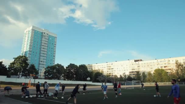 Des footballeurs en formation. Réchauffez-vous avec des balles sur le terrain de football. Gros plan. Modèle Réalisé. — Video