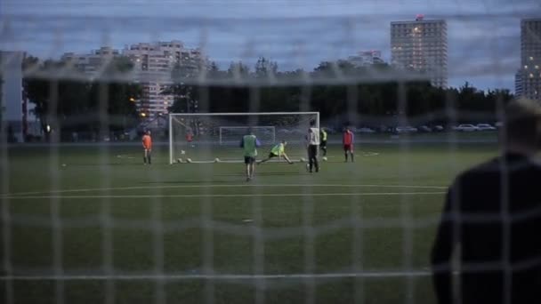 Fodboldklubtræning. Atleter spiller fodbold på byens stadion og score et imponerende mål. Nærbillede – Stock-video