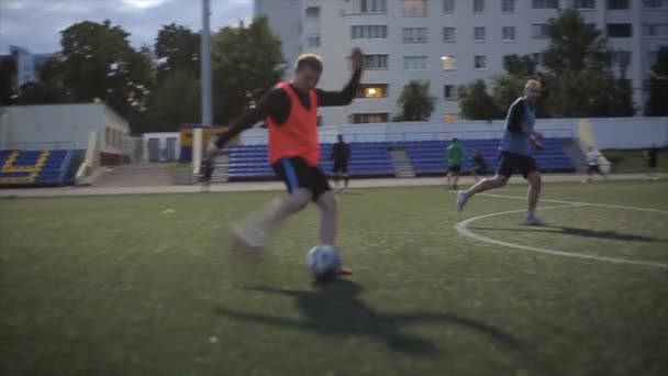 Na szkoleniu drużyny piłkarskiej. Moment strzału na bramce. Bramkarz kopie piłkę. Zwolnione tempo. Zbliżenie — Wideo stockowe