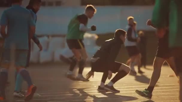 足球队在运动场上训练和做跳跃运动.慢动作特写。示范领域2 — 图库视频影像