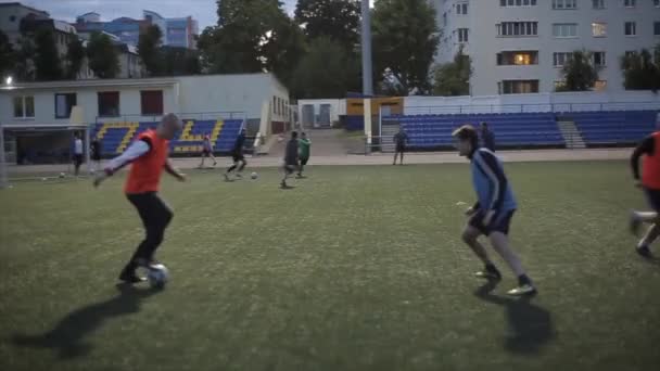 Entrenamiento de equipos de fútbol. El momento del tiro en el gol y el gol. En cámara lenta. Primer plano. Modelo Realzado . — Vídeos de Stock