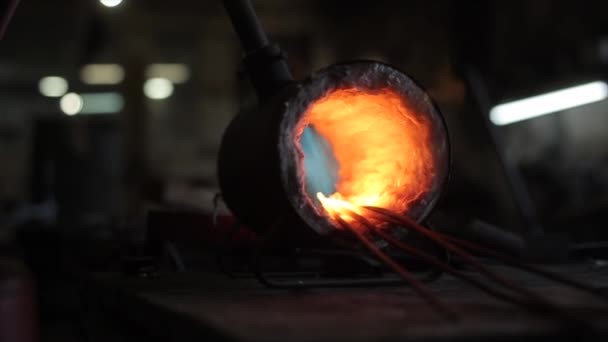 Detailní záběr rozpálené kulaté plynové pece v kovářské dílně. Univerzální trouba pro malé dílny — Stock video