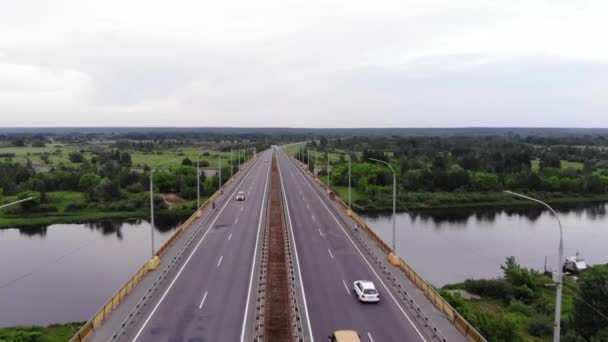 Tournage lent à partir du copter d'un large pont routier avec des voitures de passage et des personnes debout à la rampe du pont. Gros plan. Vue aérienne — Video