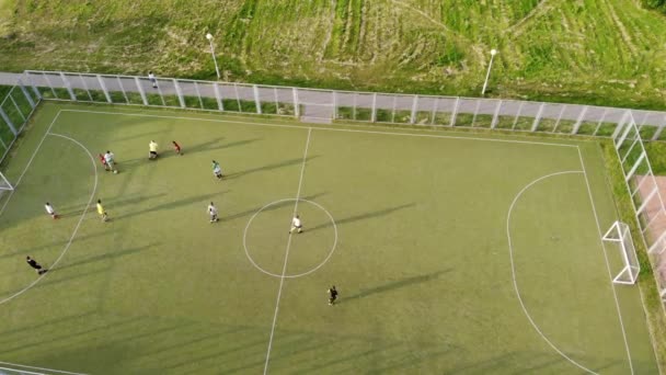 Disparo desde un helicóptero jugando mini fútbol en un área abierta en la zona verde de la ciudad. Cámara en una posición — Vídeos de Stock