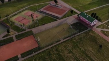 Farklı sporlar için açık spor sahalarının hava kompleksinden çekim yapmak. Futbol sahasında oynamak. Kentsel dinlenme alanı