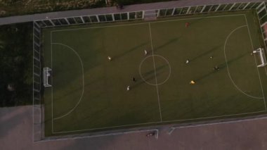 Şehir spor sahasındaki amatör takımların futbol maçının en iyi görüntüsü. Kamera yavaşça yaklaşıyor.