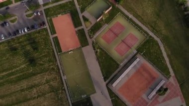Farklı oyunlar ve arabalar için park yeri olan yeşil spor alanının havadan görünüşü
