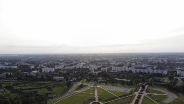 Vista panorámica de la ciudad desde una vista de pájaro con una hermosa área de recreación con senderos y macizos de flores en primer plano — Vídeos de Stock