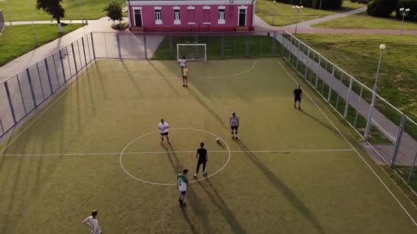 Εναέρια πλάνα ενός αγώνα μίνι ποδοσφαίρου σε έναν τεχνητό ανοιχτό χώρο στο αθλητικό συγκρότημα της πόλης. Κοντινό πλάνο — Αρχείο Βίντεο