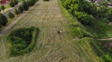 Küçük bir gezegen. Küresel panoramanın dönüşümü 360 derece. Gökyüzünden bir nehir ve eski bir kaleyle güzel bir şehir manzarasını seyret.