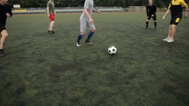 Şehir stadyumundaki futbol takımının antrenmanında yavaş çekimde. Yakın plan.