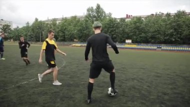 Şehir stadyumundaki futbol takımının atletlerinin maç eğitimi. Çekimin en alt noktası. Bulanık arkaplan