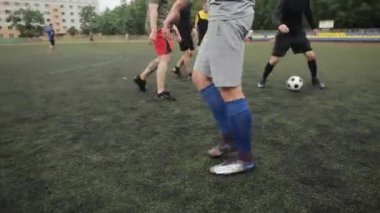 Şehir stadyumundaki futbol takımının atletlerinin maç eğitimi. Çekimin en alt noktası. Bulanık arkaplan