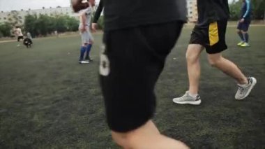 Şehir stadyumundaki futbol takımının atletlerinin maç eğitimi. Çekimin en alt noktası. Bulanık arkaplan
