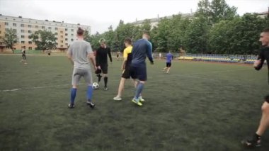 Ağır çekim antrenman futbol kulübü. Arkadan bak. Kamera odağı değiştiriyor. Yakın plan.