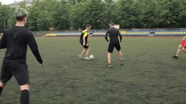 I giocatori della squadra di calcio in allenamento hanno praticato la tecnica del possesso palla nello stadio della città. Primo piano — Video Stock