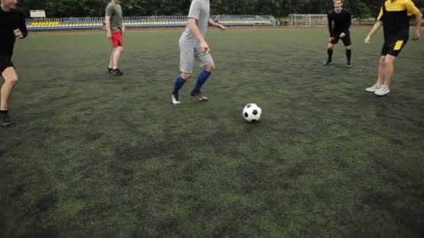 Slow-motion schieten van het spel moment bij de training van het voetbalteam in het stadion. Close-up — Stockvideo