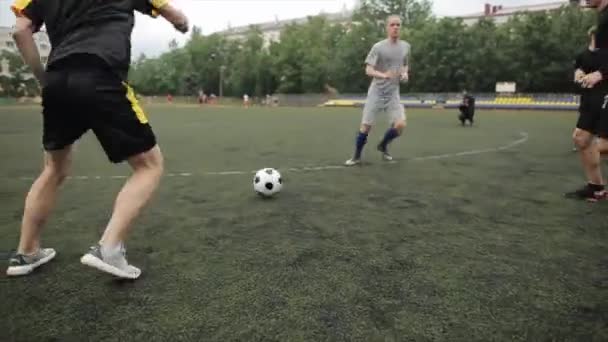 Spelers van de voetbalclub bij de training beoefenden de techniek van het bezit van ballen in het stadion. Close-up — Stockvideo