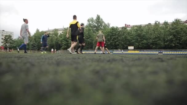 Trening gry drużyny piłkarskiej sportowców na stadionie miejskim. Punktem końcowym sesji. Zamazana nowa wiedza — Wideo stockowe