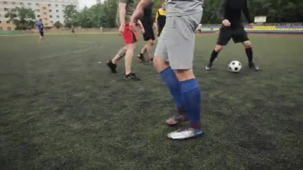 L'allenamento di gioco degli atleti della squadra di calcio allo stadio della città. Il punto più basso del servizio. Primo piano sfocato — Video Stock