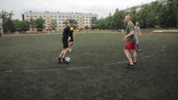 Ett spelögonblick på en fotbollsklubbsträning. Idrottaren stöttar partnern som missade att bollen klappade honom på axeln. Närbild — Stockvideo