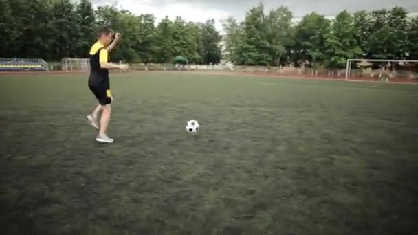 훈련중인 축구 클럽의 선수들은 도시 경기장에서 공을 차지하는 기술을 연습하였다. 클로즈업 — 비디오