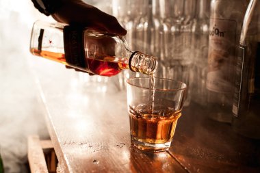 viski barın arkasında bir bardak içine dökülür