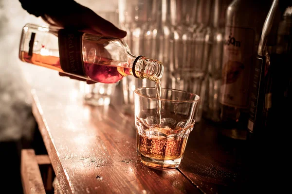 Whisky Wird Hinter Der Theke Ein Glas Gegossen — Stockfoto
