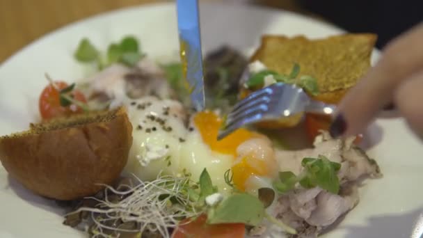 煮鸡蛋一起吃早餐 — 图库视频影像