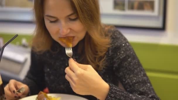 Mulheres Bonitas Bebendo Café Irlandês — Vídeo de Stock