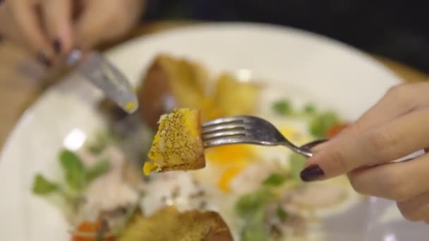 Déjeuner Dans Café Oeufs Poashed — Video